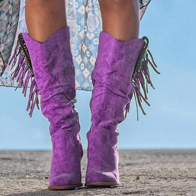 Les bottes western Tiphaine en daim violet, avec des franges décoratives sur les côtés, apportent une touche audacieuse et bohème à votre tenue. Confortables et stylées, elles sont parfaites pour un look à la fois tendance et pratique, tout en étant idéales pour affronter toutes les occasions avec élégance.