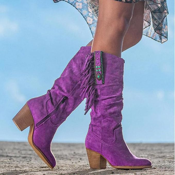 Les bottes western Tiphaine se distinguent par leur couleur vive et leur design unique. Fabriquées en daim, elles sont ornées de franges et de détails décoratifs, offrant une touche bohème-chic. Leur talon épais et leur fermeture éclair assurent confort et praticité, idéales pour un style audacieux et tendance.