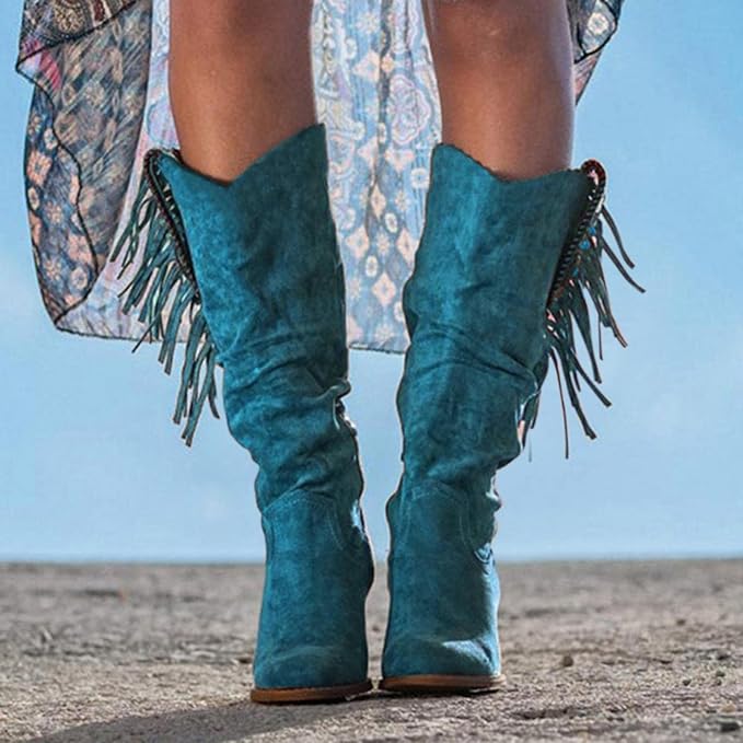 Les bottes western Tiphaine en daim bleu turquoise, ornées de franges décoratives, apportent une touche vibrante et bohème à votre style. Avec leur design élégant et confortable, elles sont parfaites pour affirmer votre look tout en restant pratique et tendance.