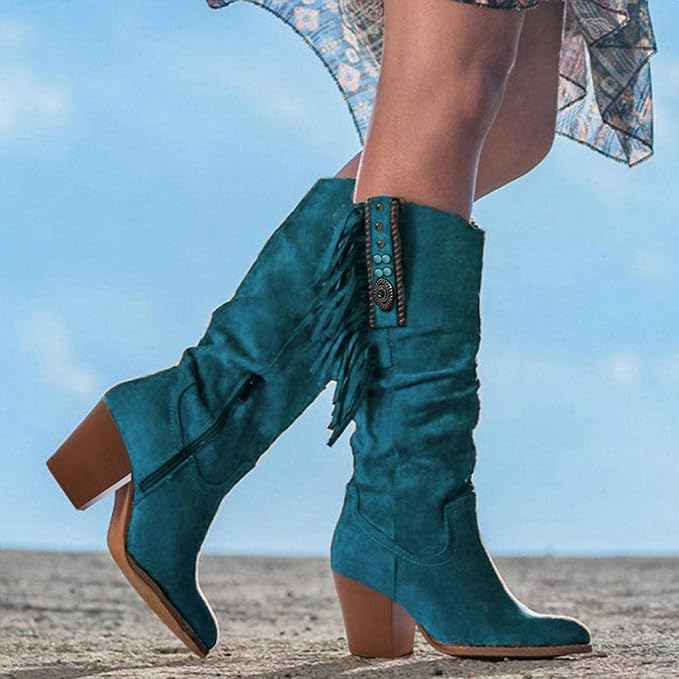 Les bottes western Tiphaine en daim turquoise, avec des franges et des détails décoratifs, ajoutent une touche unique et vibrante à votre tenue. Leur talon épais offre à la fois confort et stabilité, tout en conservant un style bohème chic idéal pour les occasions décontractées et tendances.