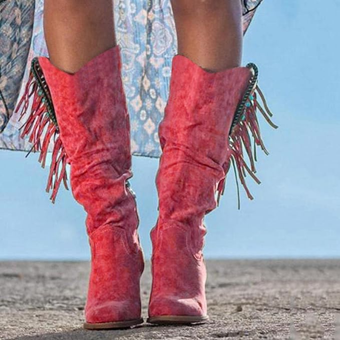 Les bottes western Tiphaine en daim rose, ornées de franges, ajoutent une touche colorée et dynamique à votre look. Leur design chic et leur confort vous permettent d’adopter un style bohème tendance tout en restant pratique et élégant.