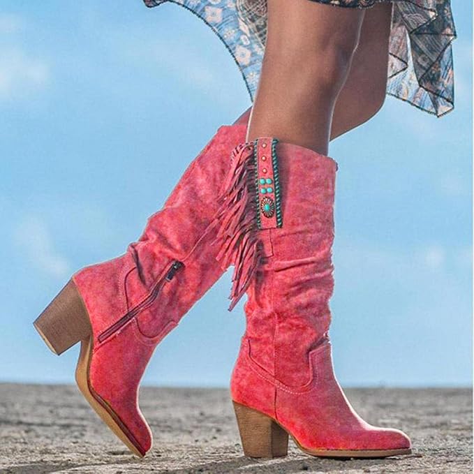 Les bottes western Tiphaine en daim rose vif, ornées de franges et de détails décoratifs, apportent une touche dynamique et originale à votre look. Avec leur talon carré et leur fermeture éclair, elles allient confort et style, parfaites pour compléter vos tenues bohèmes et tendance.