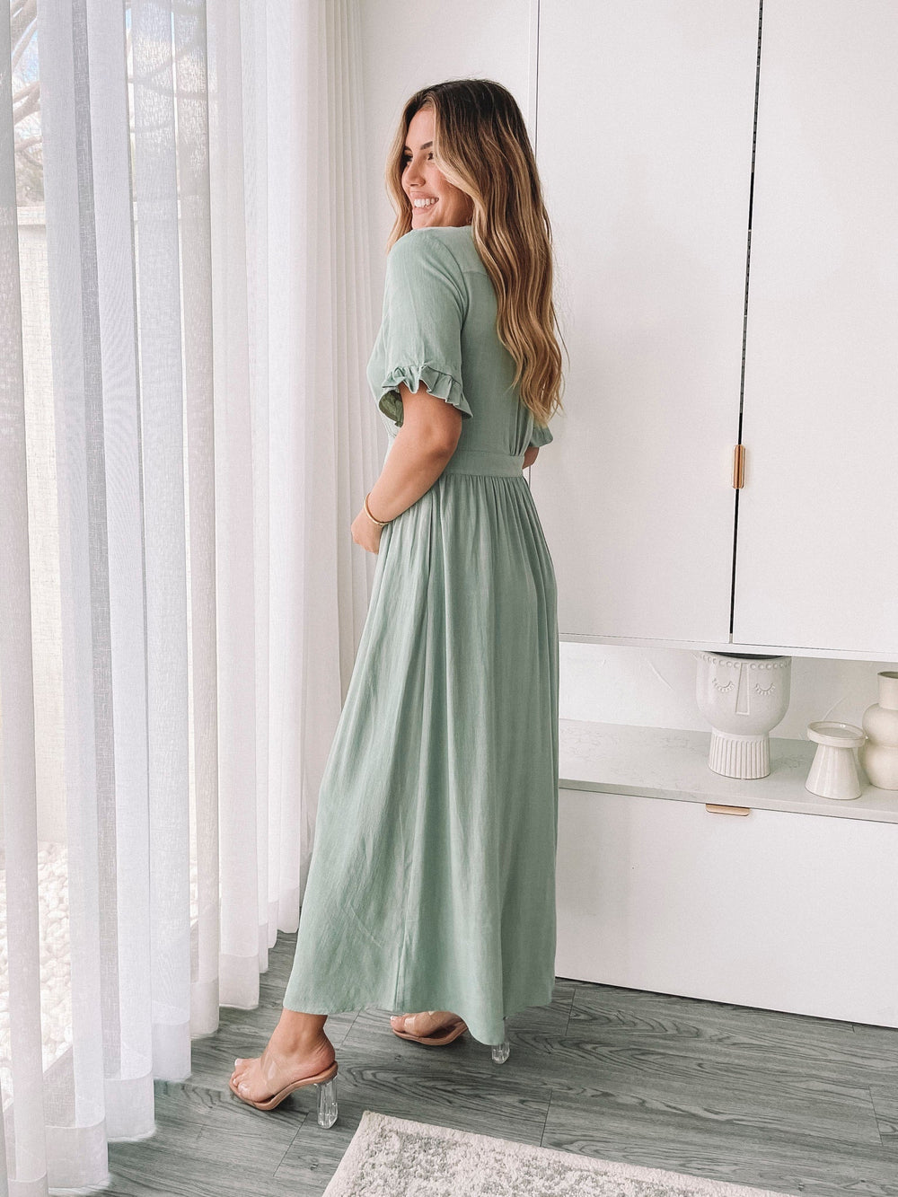 Vue arrière de la robe maxi d'été Toulouse pour femme, élégante et légère. Cette robe verte, avec des manches volantées et une coupe fluide, est idéale pour un look estival confortable et stylé.