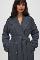 Trenchcoat Femme Élégant en Noir et Gris Foncé, Long avec Ceinture Ajustable et Détails Classiques 3