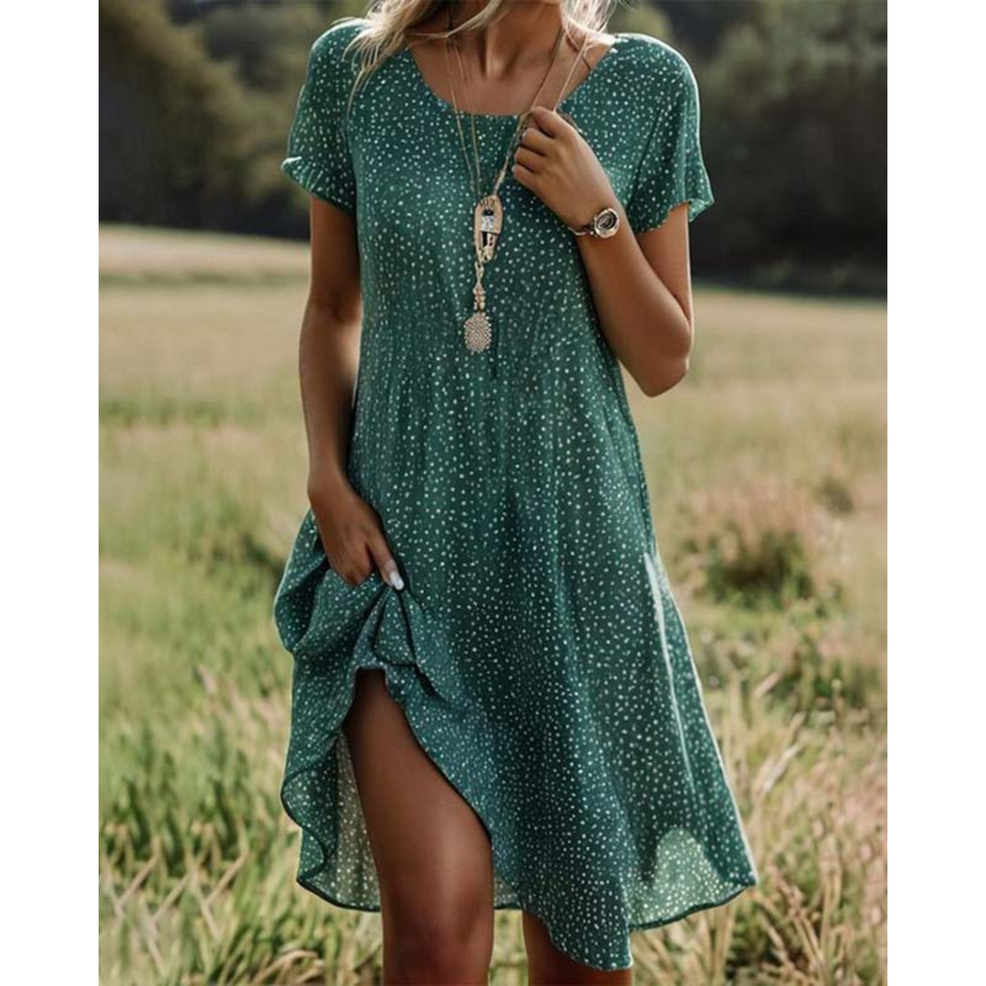 Robe d'été à pois blancs sur fond vert, légère et fluide, avec une coupe décontractée et une fente sur le côté, parfaite pour les journées chaudes. Son design simple et élégant la rend idéale pour une tenue estivale confortable et stylée.
