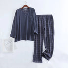 Pyjama homme Yanis en coton gaufré bleu ardoise, comprenant un haut à manches longues avec col fendu et poche poitrine, accompagné d’un pantalon à carreaux blancs. Ensemble tendance et agréable, idéal pour un confort naturel au quotidien ou pour les soirées relax à la maison.