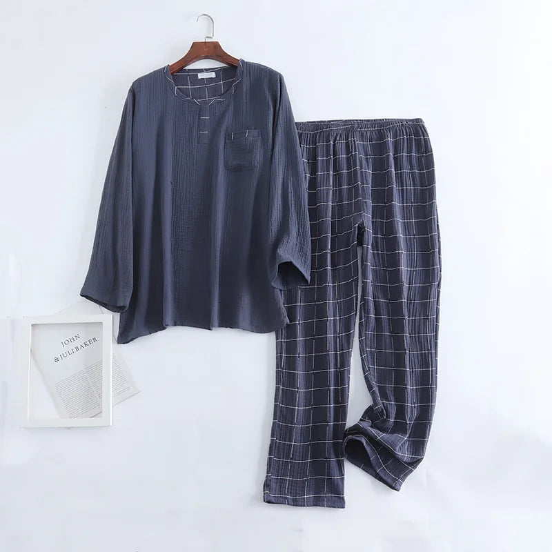 Pyjama homme Yanis en coton gaufré bleu ardoise, comprenant un haut à manches longues avec col fendu et poche poitrine, accompagné d’un pantalon à carreaux blancs. Ensemble tendance et agréable, idéal pour un confort naturel au quotidien ou pour les soirées relax à la maison.