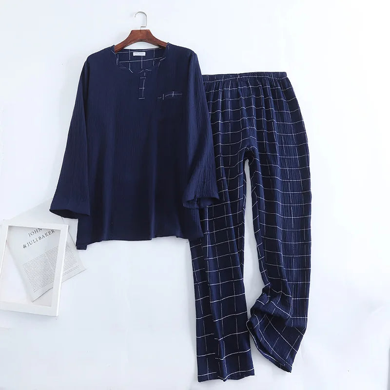 Pyjama homme Yanis  en coton gaufré bleu marine, avec haut à manches longues, col fendu et poche poitrine, accompagné d’un pantalon à carreaux blancs. Ensemble tendance et confortable, idéal pour des nuits paisibles ou des journées de détente à la maison.