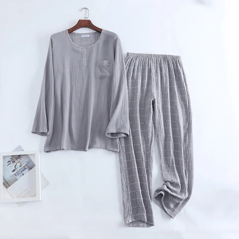 Pyjama homme Yanis en coton gaufré gris clair, comprenant un haut à manches longues avec col rond fendu et une poche poitrine, accompagné d’un pantalon à carreaux assorti. Ensemble tendance, respirant et agréable à porter, parfait pour un confort quotidien à la maison.