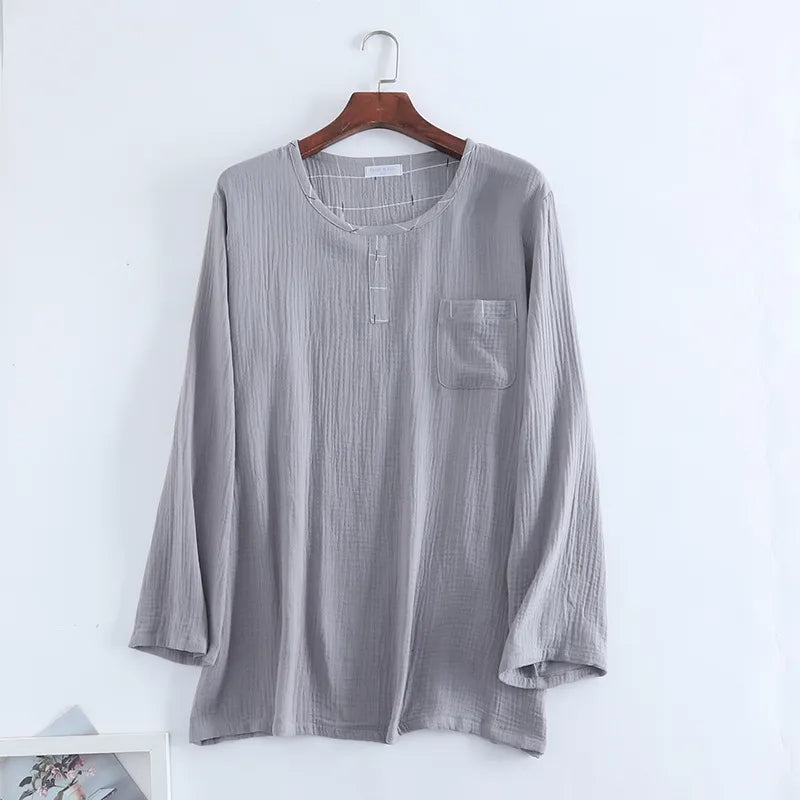 Haut du pyjama homme Yanis présenté seul, en coton gaufré gris clair, avec manches longues, col rond fendu et poche poitrine à motif discret. Vêtement tendance et agréable, parfait pour des nuits confortables ou des journées de détente à la maison.