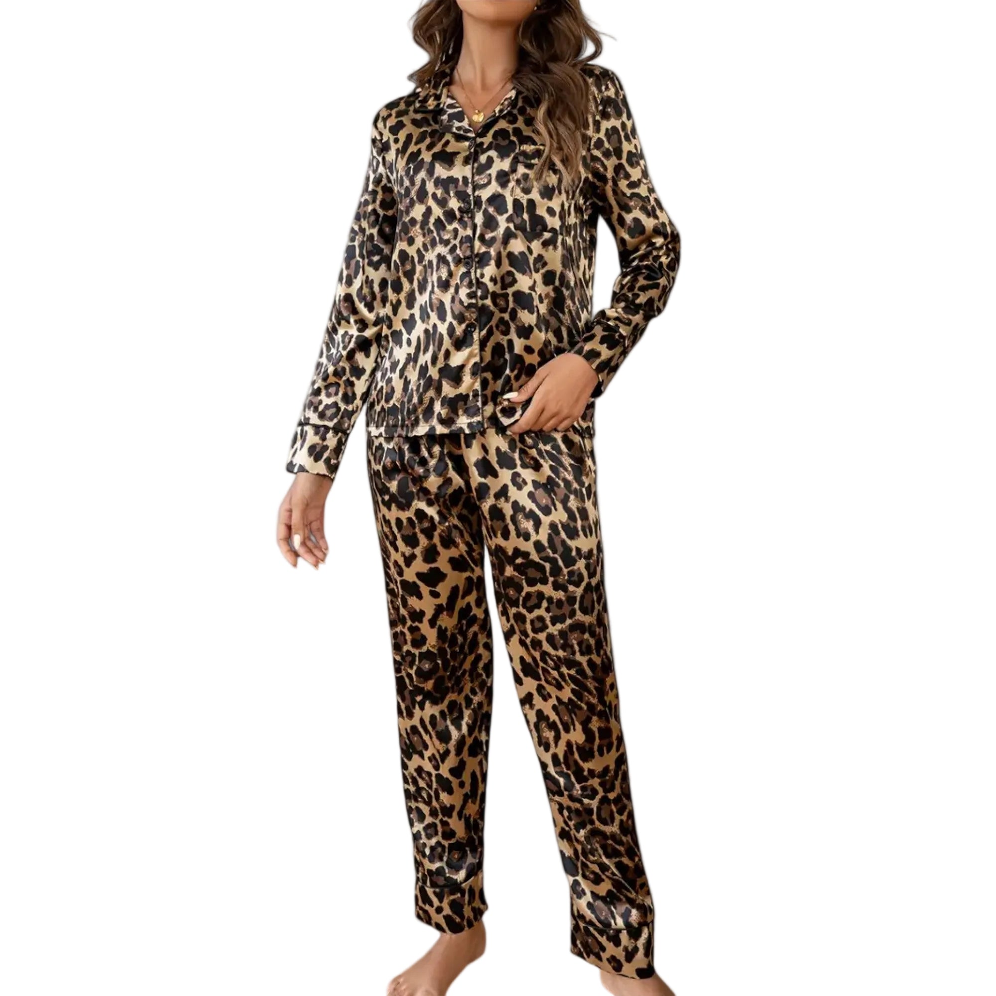 Femme portant un ensemble pyjama en satin imprimé léopard, élégant et confortable. Le haut à manches longues est boutonné et le pantalon à coupe fluide complète l'ensemble. Elle affiche une pose décontractée tout en mettant en valeur le style chic et raffiné du pyjama.