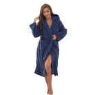 Peignoir femme Vanessa bleu marine, doux et confortable, texture torsadée avec capuche, ceinture à nouer et poches, longueur mi-mollet.