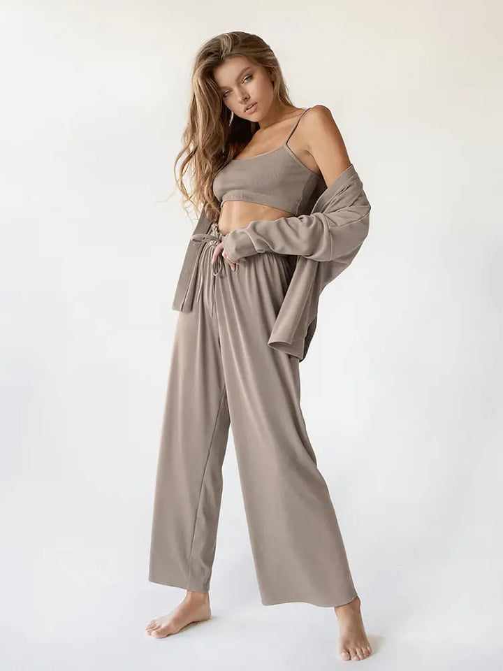 Femme portant un ensemble nuisette beige élégant et confortable, composé d&