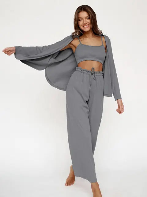 Femme souriante portant un ensemble nuisette gris, composé d&