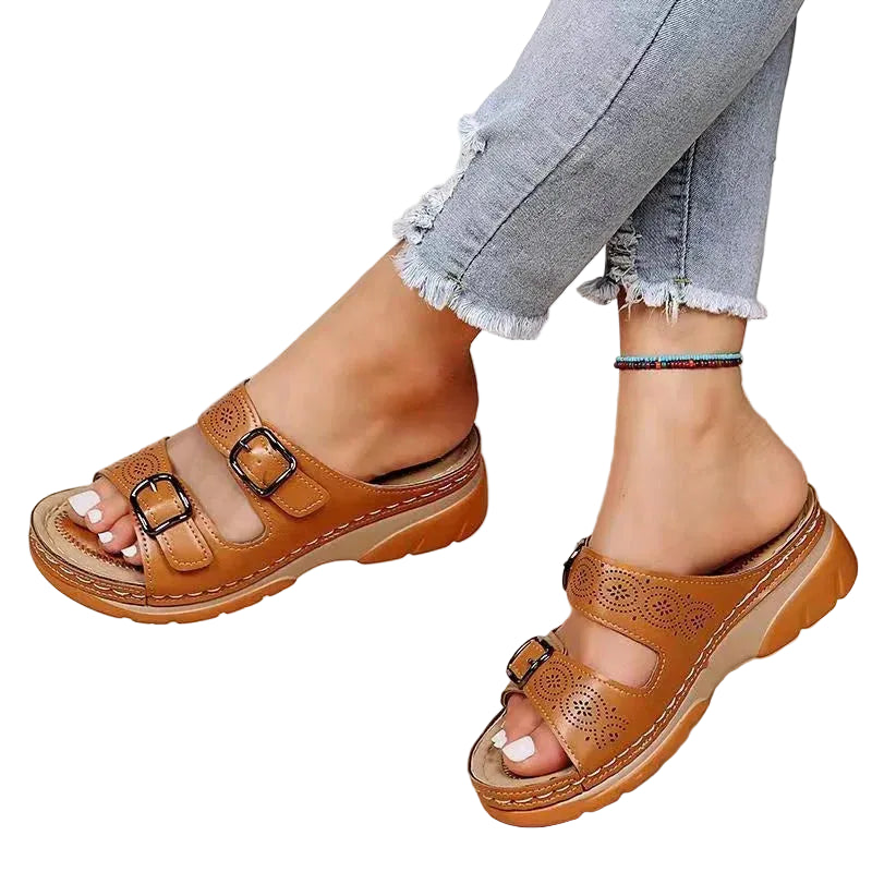 Sandales en cuir pour femmes Vélya, confortables et élégantes, avec une semelle épaisse et deux boucles réglables pour un maintien parfait. Idéales pour un look décontracté et moderne, parfaites pour l'été.