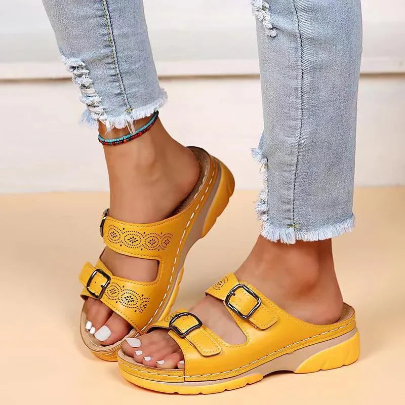 Sandales en cuir pour femmes Vélya, confortables et tendance, avec des boucles réglables pour un ajustement parfait. La semelle épaisse offre un grand confort, idéales pour compléter une tenue estivale décontractée.