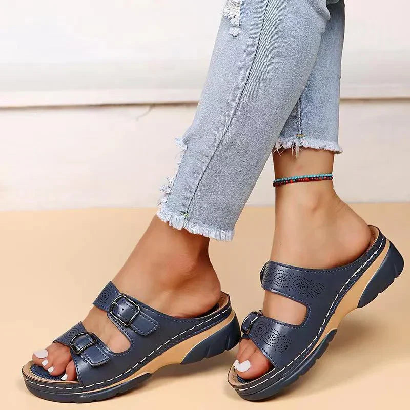 Sandales en cuir pour femmes Vélya, confortables et stylées, avec deux boucles réglables pour un ajustement parfait. La semelle épaisse assure un confort optimal, idéales pour une tenue décontractée et estivale.