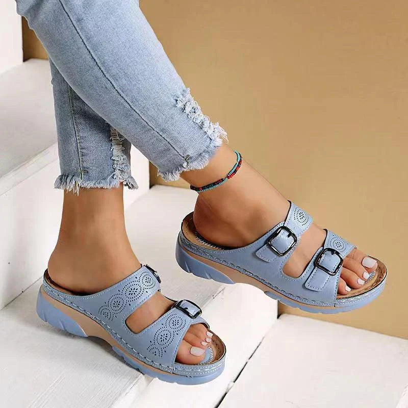 Sandales en cuir pour femmes Vélya, confortables et modernes, avec deux boucles ajustables pour un maintien personnalisé. La semelle épaisse assure un confort optimal, parfaites pour un look estival et décontracté.
