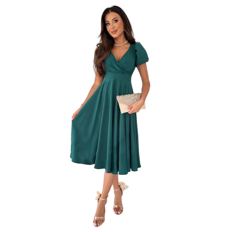 Élégante et fluide. Cette robe verte à la coupe évasée et au décolleté en V, avec des manches légèrement bouffantes, offre une silhouette élégante et féminine. Idéale pour des occasions spéciales ou des événements formels.