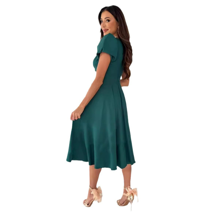 Élégante et fluide. Vue arrière de la robe verte à la coupe évasée, mettant en valeur son élégance et sa fluidité. Idéale pour des événements formels, avec des détails raffinés et féminins.
