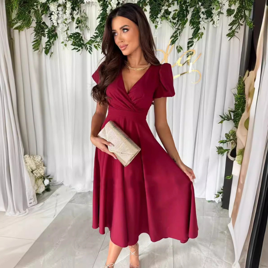 Élégante et fluide. Cette robe bordeaux à la coupe évasée, avec un décolleté en V et des manches bouffantes, offre une silhouette féminine et raffinée. Parfaite pour des événements spéciaux ou des occasions formelles.