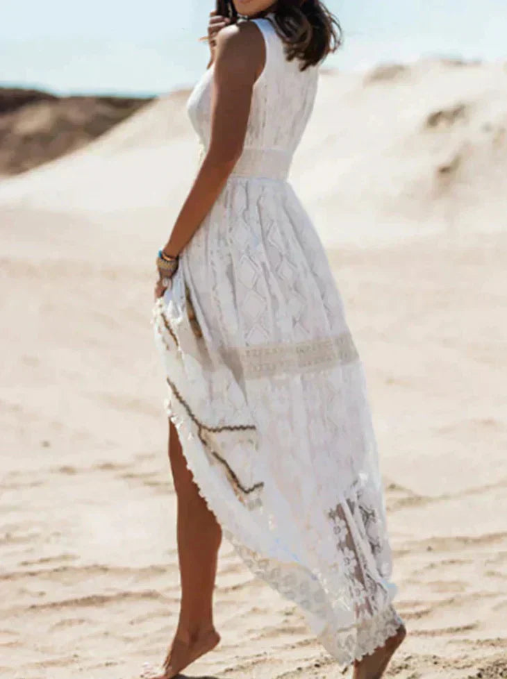 Femme portant une robe longue en dentelle blanche avec des détails boho chic, parfaite pour une journée ensoleillée, offrant à la fois confort et élégance au quotidien.