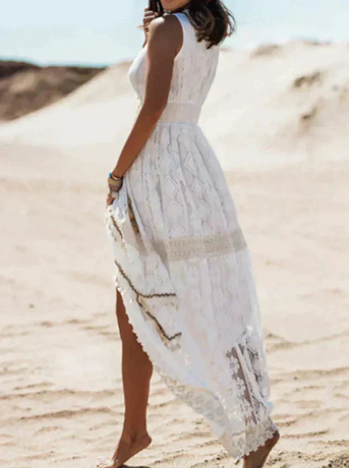 Femme portant une robe longue en dentelle blanche avec des détails boho chic, parfaite pour une journée ensoleillée, offrant à la fois confort et élégance au quotidien.
