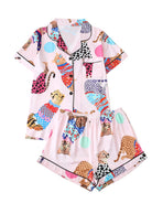 Pyjama deux pièces pour femme avec haut à manches courtes et short, en satin rose orné d’imprimés léopard multicolores et de pois pastel. Design tendance, amusant et confortable, idéal pour des nuits estivales stylées ou des moments de détente à la maison.