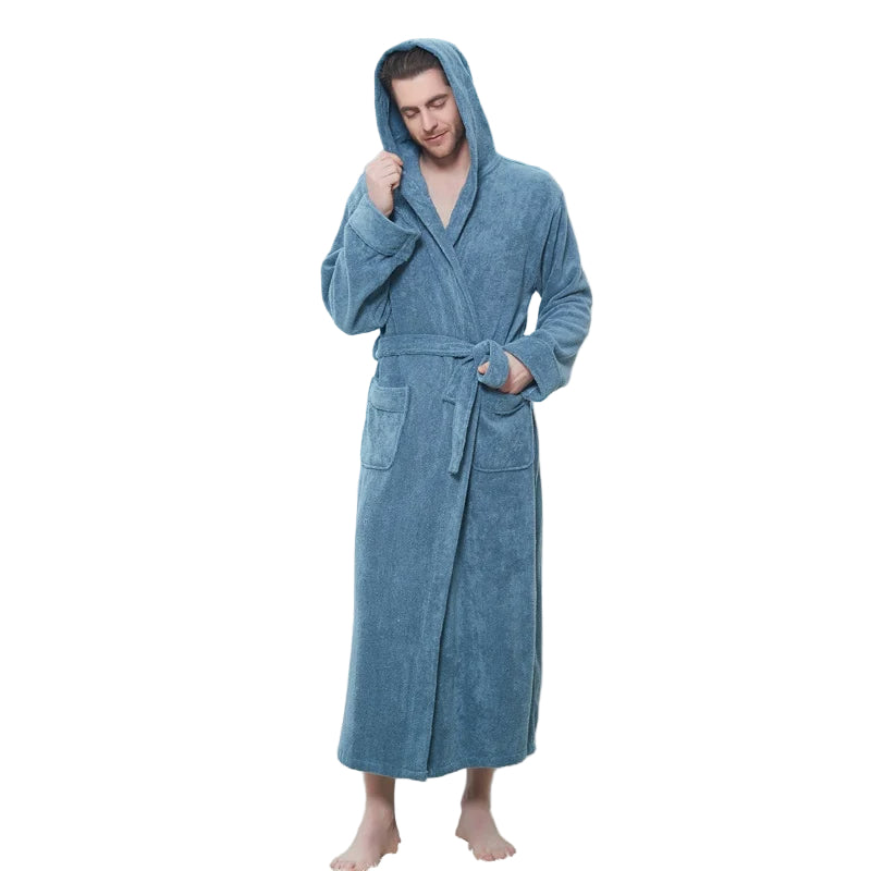 un peignoir long bleu avec capuche, ceinture et poches avant, offrant douceur, chaleur et style pour des moments de détente à la maison.