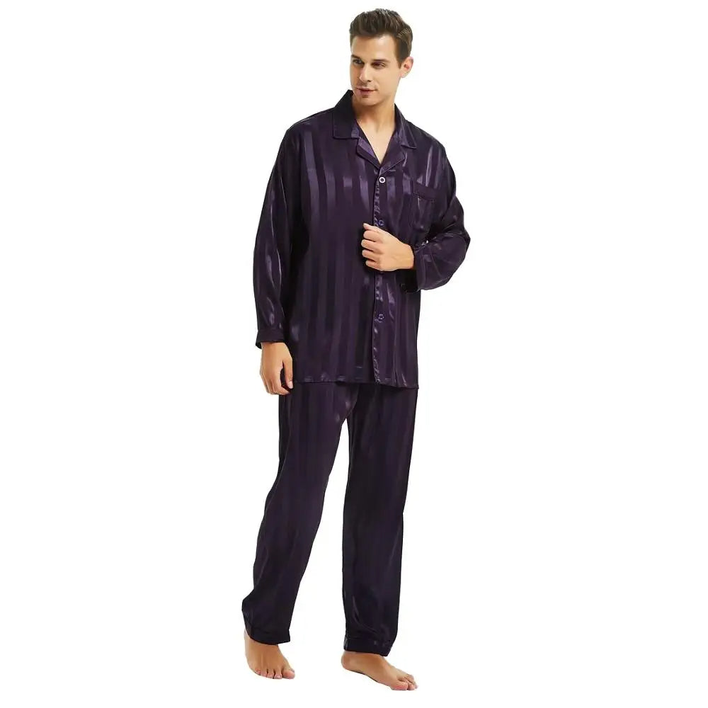 Homme portant le pyjama en coloris violet foncé, un ensemble en satin brillant à rayures ton sur ton, composé d’une chemise boutonnée et d’un pantalon ample. Pyjama élégant, doux et confortable, idéal pour la nuit.