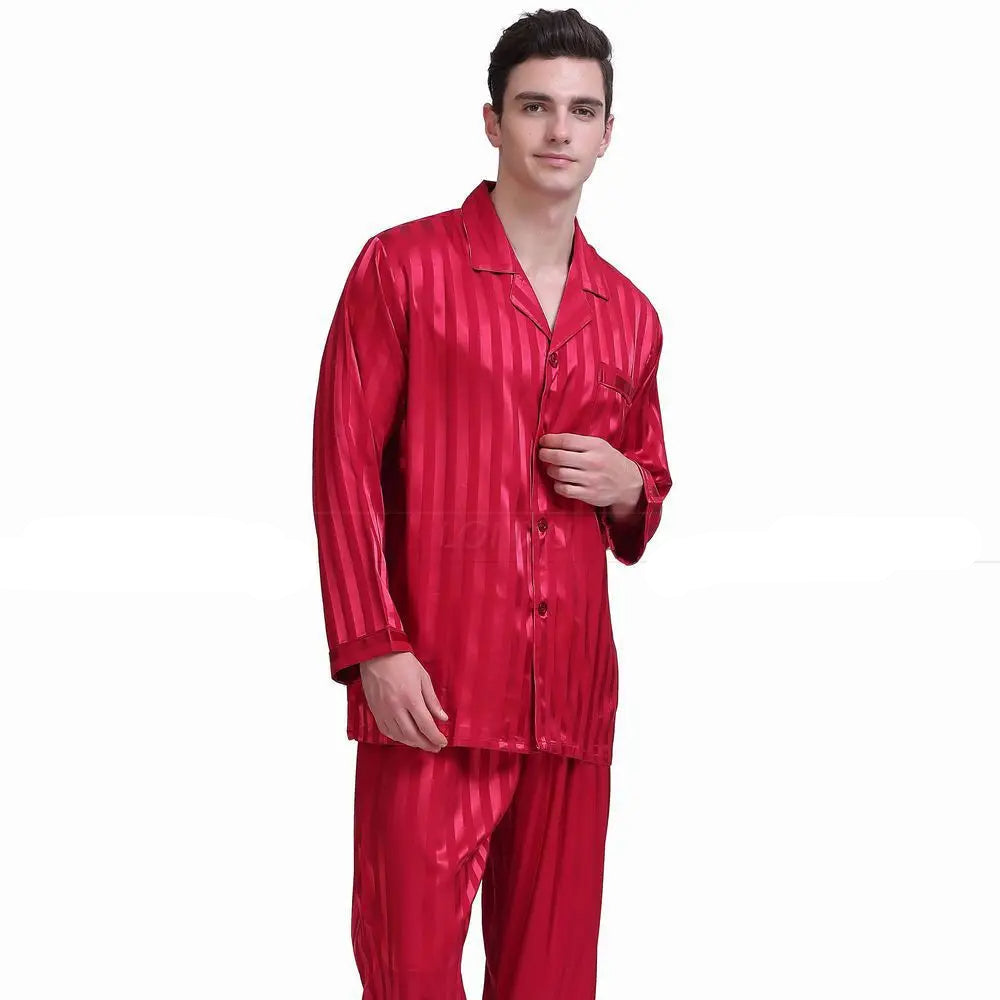 Homme portant le pyjama en coloris rouge, un ensemble en satin brillant à rayures ton sur ton, composé d’une chemise boutonnée et d’un pantalon assorti. Pyjama élégant, doux et confortable, parfait pour la nuit.