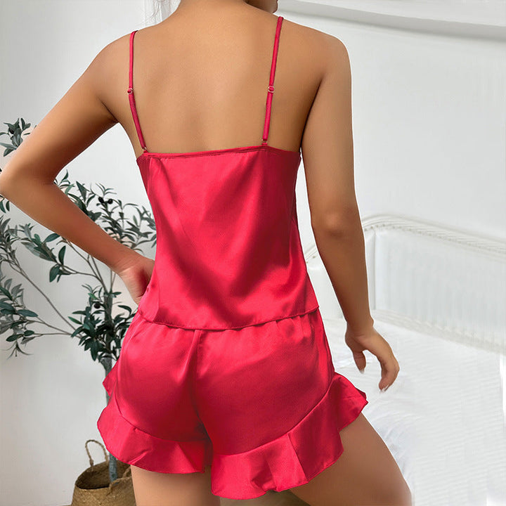 Pyjama femme Vivienne rouge en satin, vue de dos de l’ensemble deux pièces avec caraco à fines bretelles réglables et short fluide à ourlets volantés, tissu doux et confortable.