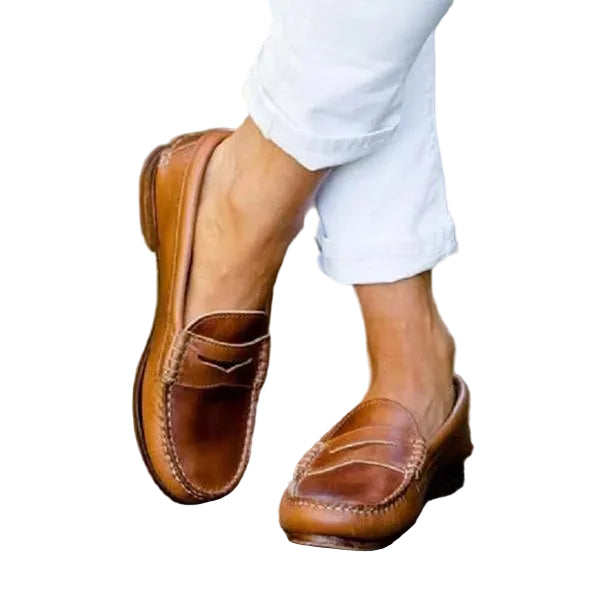 Mocassins en cuir marron, élégants et légers, portés avec un pantalon blanc. Conçus pour offrir confort et style, ces mocassins sont parfaits pour une tenue décontractée et chic.