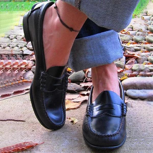 Mocassins noirs en cuir élégants et confortables, portés avec un pantalon en jean retroussé. Parfait pour un look décontracté mais chic, offrant une touche raffinée et légère pour les journées décontractées.