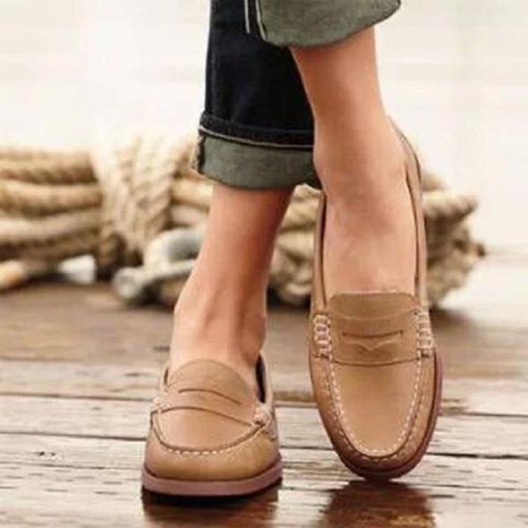 Mocassins en cuir beige, légers et élégants, portés avec un pantalon en jean retroussé. Parfaits pour un look décontracté et raffiné, ces mocassins sont idéals pour le quotidien grâce à leur confort et leur style intemporel.