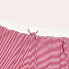 Gros plan sur le pantalon du pyjama Winifred, à fines rayures rouges et blanches, doté d’une taille élastique confortable avec cordon de serrage assorti, offrant douceur et élégance pour la détente à la maison.