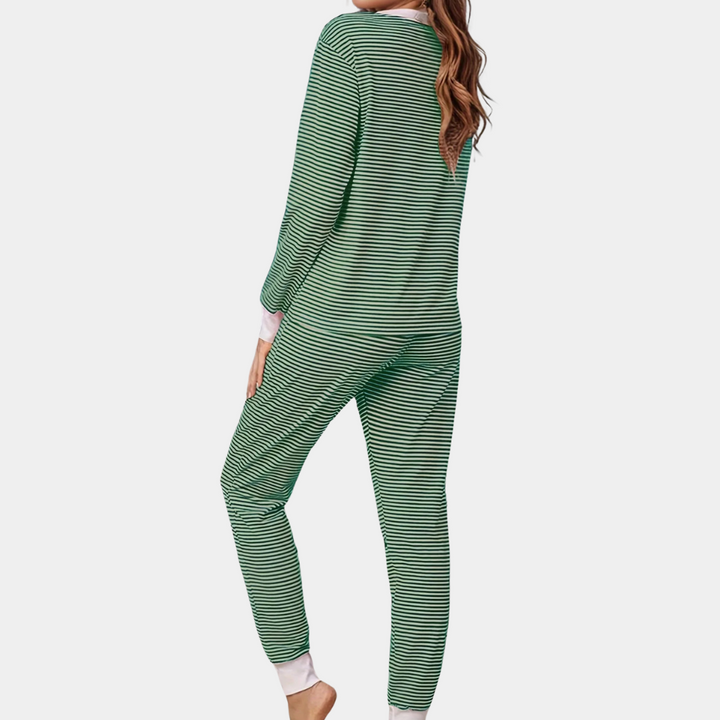 Vue arrière du pyjama Winifred, un ensemble doux et élégant à fines rayures vertes et blanches, composé d’un haut à manches longues et d’un pantalon assorti avec poignets blancs, offrant confort et style pour la maison.