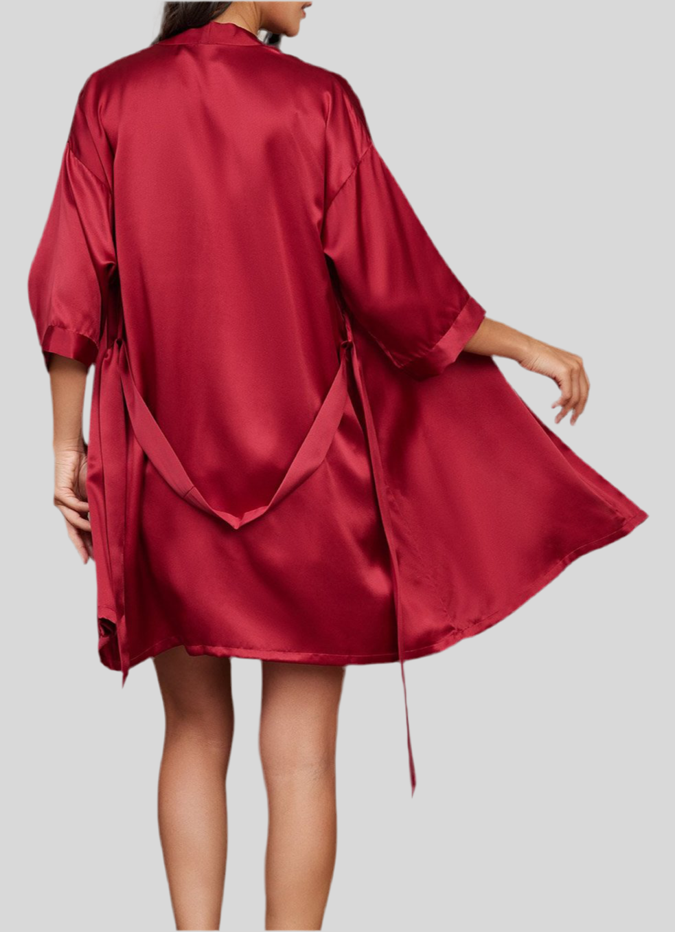 Robe de chambre en soie rouge, fluide et élégante, avec des manches courtes et des liens à la taille pour ajuster le vêtement. Ce peignoir satiné est à la fois chic et confortable, idéal pour se détendre à la maison.