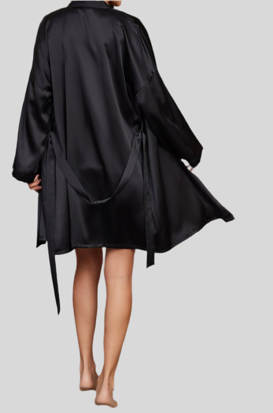 Peignoir en soie noir, fluide et élégant, avec des manches longues et une ceinture à nouer à la taille, apportant confort et raffinement pour une allure chic à la maison.