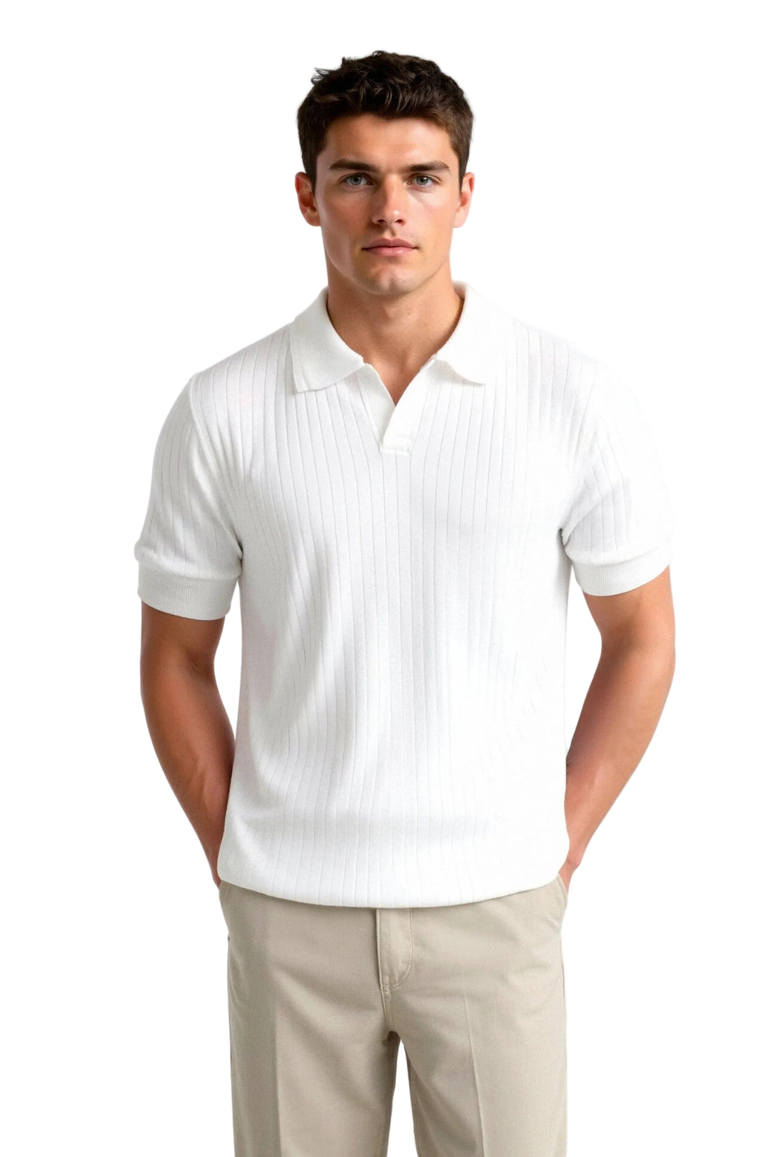 Polo blanc à rayures fines, porté par un homme, offrant un style raffiné et classique, parfait pour un look chic et décontracté.