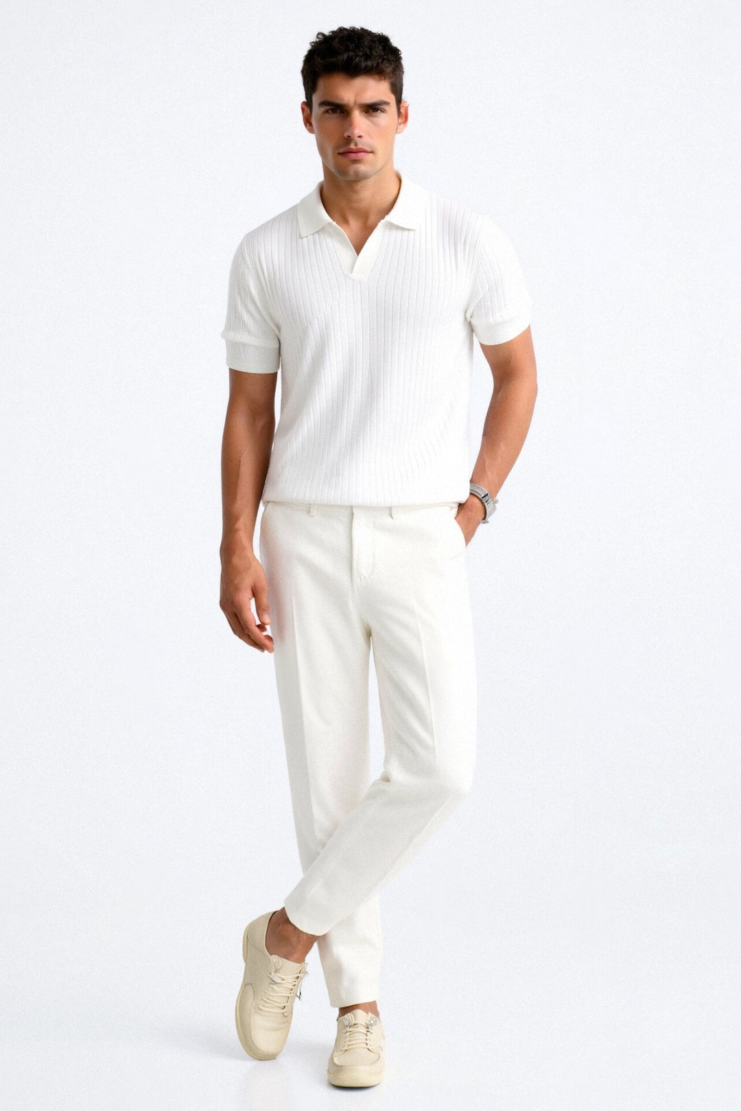 Polo blanc à rayures fines, porté par un homme avec un pantalon blanc et des baskets, offrant un look élégant et moderne, parfait pour un style chic et décontracté.