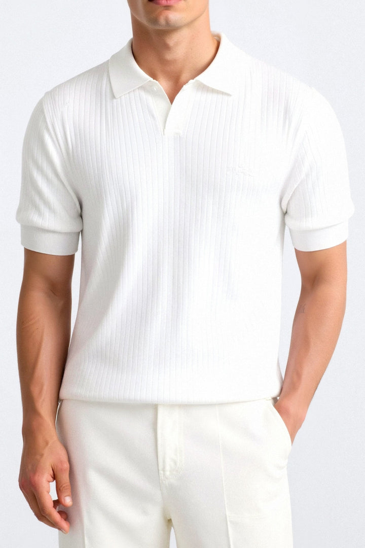 Polo blanc à rayures fines, porté par un homme avec une coupe soignée, offrant un style moderne et raffiné, parfait pour un look chic et décontracté.