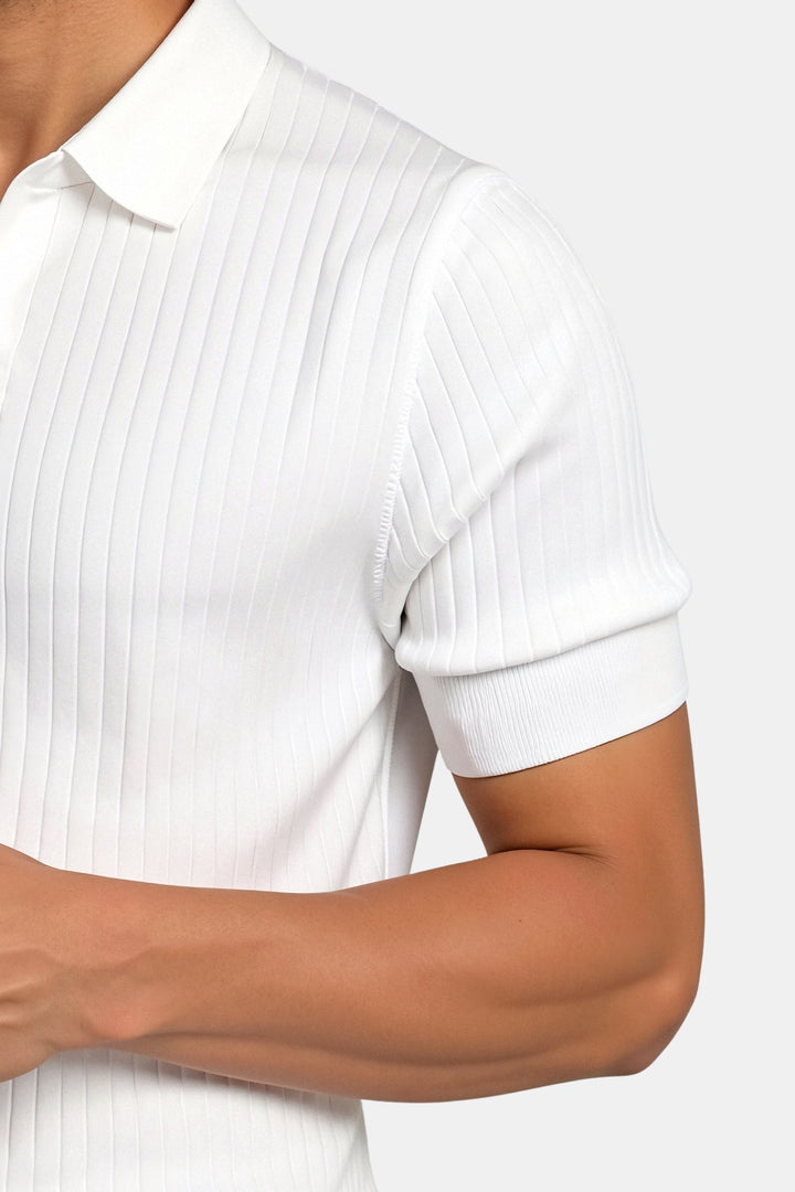 Détail du polo blanc à rayures fines, mettant en valeur le col et les manches côtelées, pour un style moderne et raffiné.