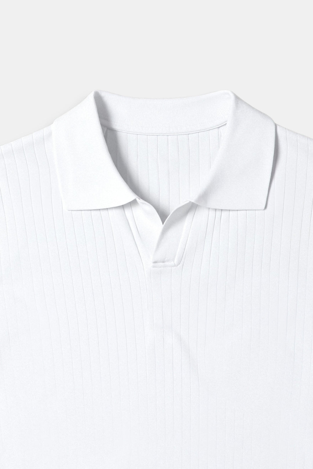 Détail du col et des rayures fines du polo blanc, mettant en valeur sa texture élégante et sa coupe soignée.