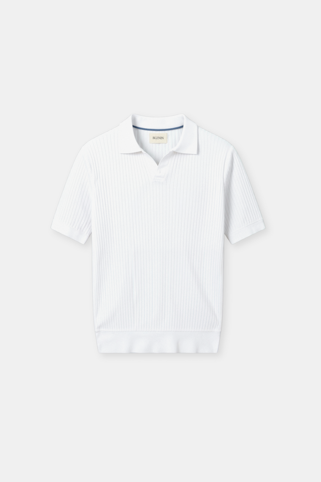 Polo blanc à rayures fines avec un col classique, parfait pour un look raffiné et moderne.