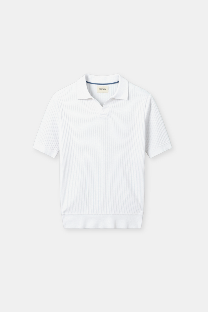 Polo blanc à rayures fines avec un col classique, parfait pour un look raffiné et moderne.