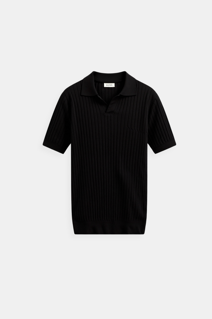 Polo côtelé noir avec col classique, offrant un design moderne et épuré, parfait pour un look chic et décontracté.