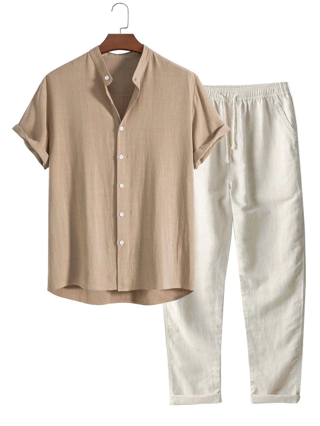parfait pour l’été. Ensemble composé d’un polo beige à boutons et d’un pantalon beige clair, parfait pour un look frais, décontracté et stylé durant les journées estivales.