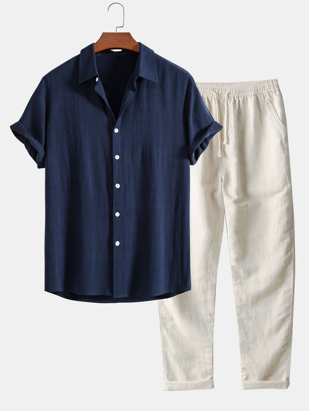 parfait pour l’été. Ensemble composé d’un polo bleu marine à boutons et d’un pantalon beige léger, idéal pour un look frais et décontracté pendant les journées estivales.