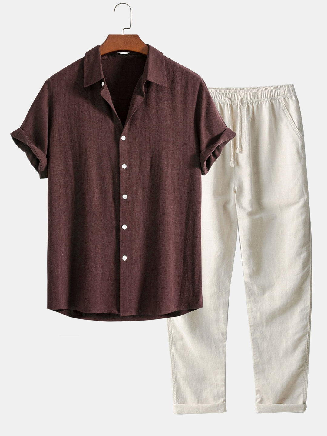 parfait pour l’été. Ensemble composé d’un polo bordeaux à boutons et d’un pantalon beige clair, offrant un look estival élégant, décontracté et confortable.
